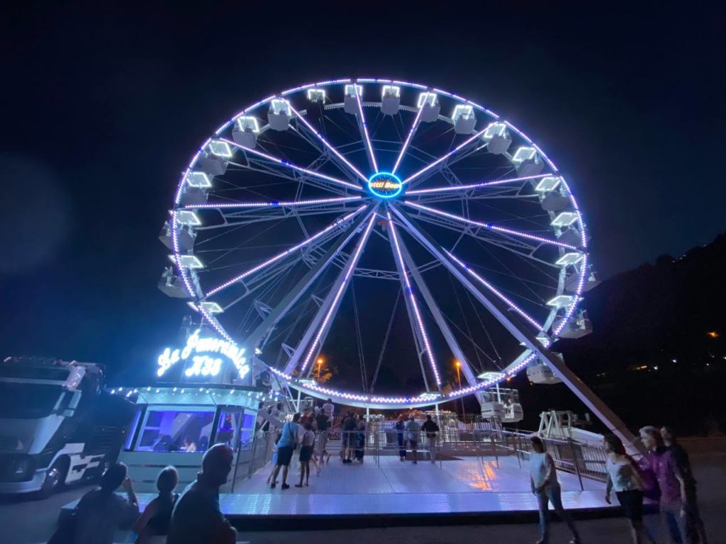 ruota panoramica illuminata